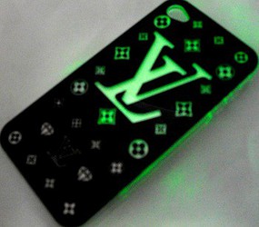 Фото пластикового чехла для iPhone 4 LED LOUIS VUITTON