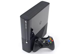 Фото игровой консоли Microsoft Xbox 360 E 500GB + FIFA 15
