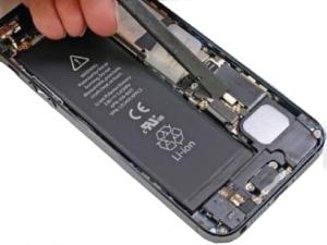 Фото аккумулятора iPhone 4S с инструментами для вскрытия